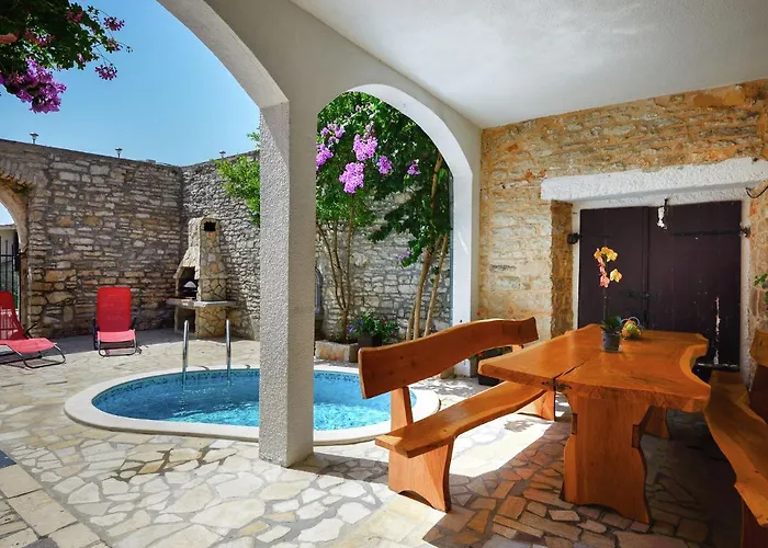 In Near Sandy Beaches מדולין