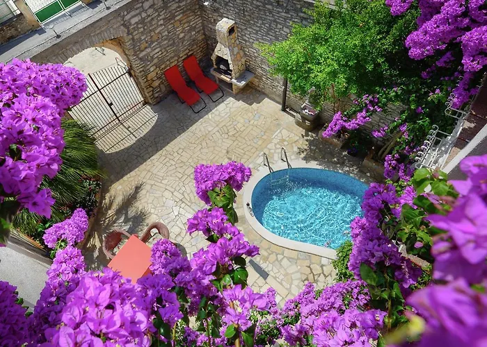 In Near Sandy Beaches מדולין